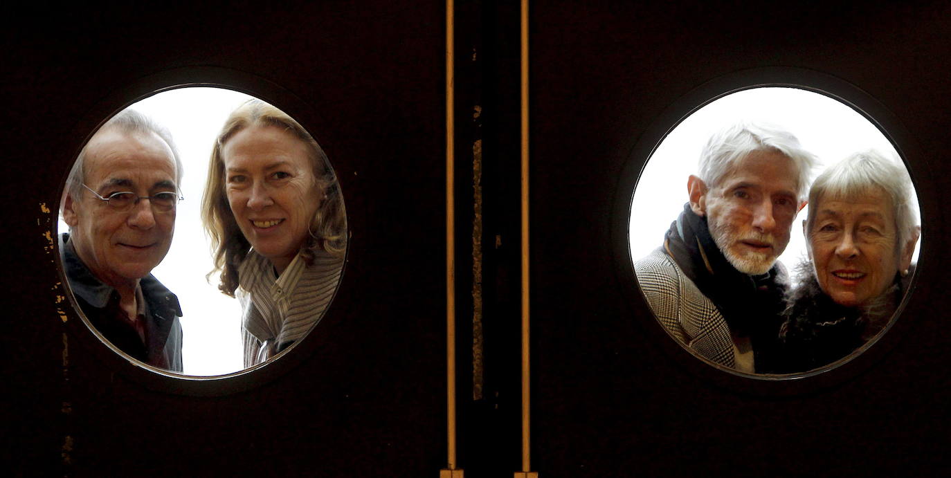 10/12/2010. José Luis Gómez, actor y director de La Abadía; junto a Susi Sánchez, Ramón Pons y Lola Cordón en los pasillos del Palacio de Festivales.