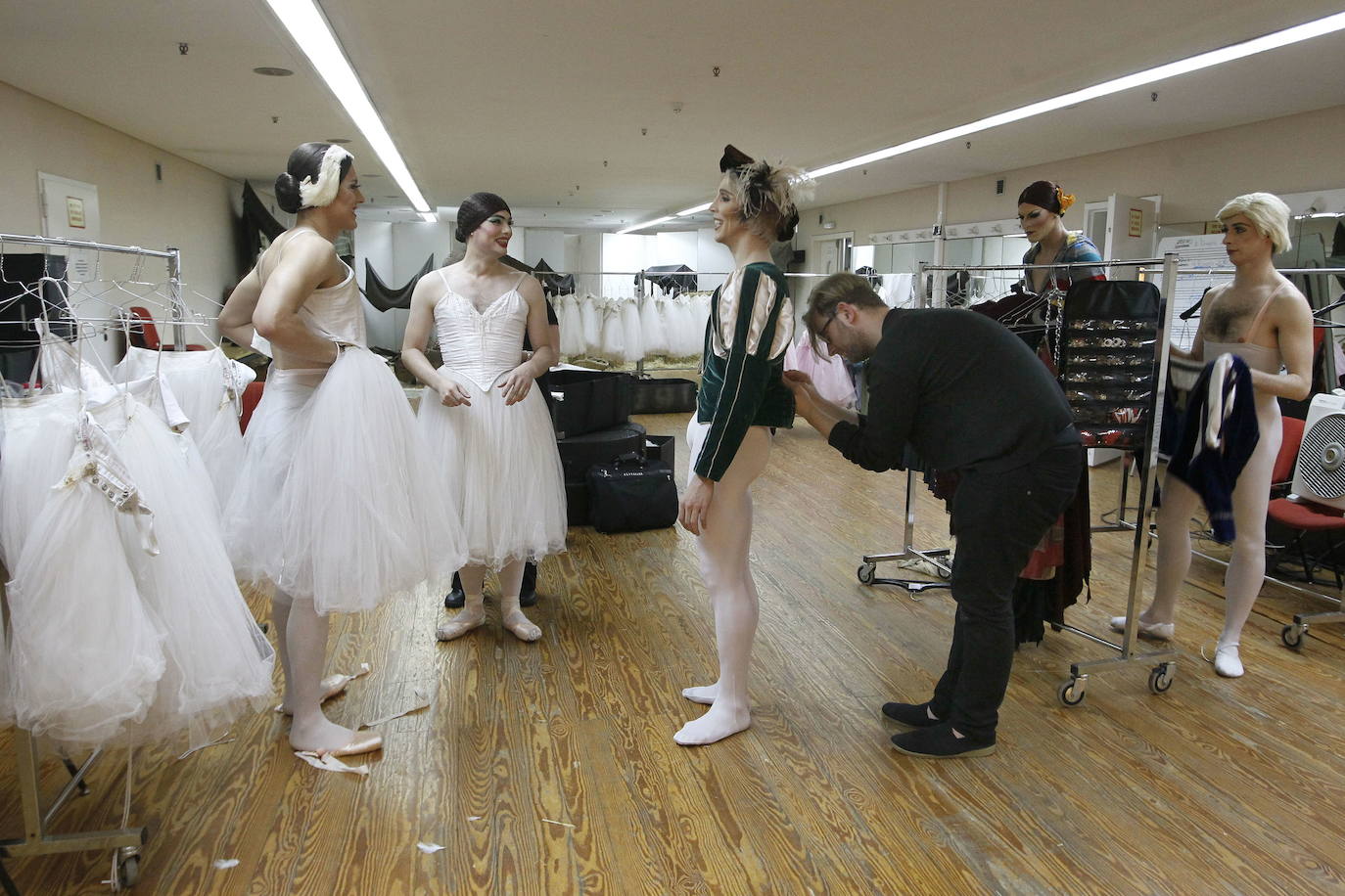 27/05/2011. Ballet Trockadero en los camerinos se preparan del Palacio de Festivales.