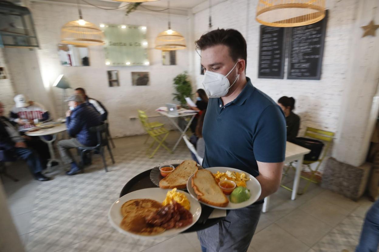 Un camarero atiende a los clientes en el interior del restaurante Santa&Co de la capital.