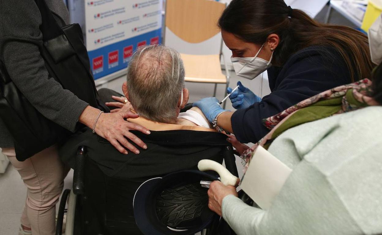 Un anciano recibe una dosis de la vacuna contra el coronavirus.