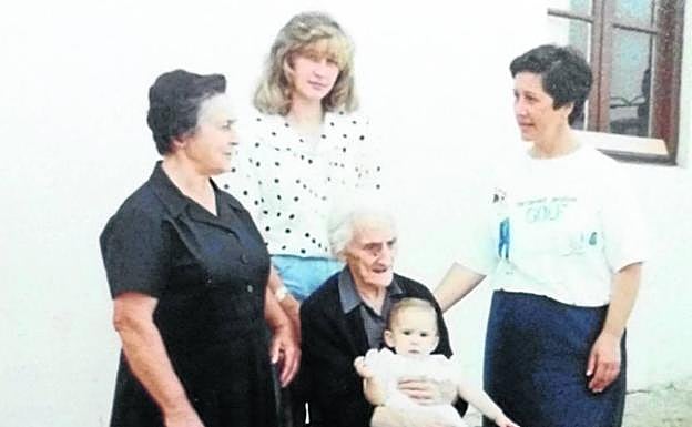 Dominica, Blanca y Aurora, de pie, y Generosa y Abigail, sentadas. 