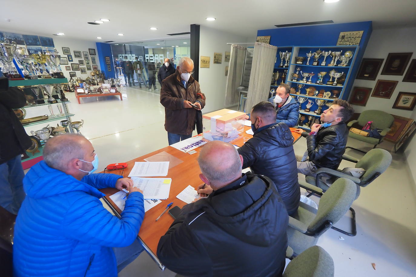 El proceso de votación arrancó en la mañana y se cerró a las ocho de la tarde dentro de un estricto protocolo de seguridad