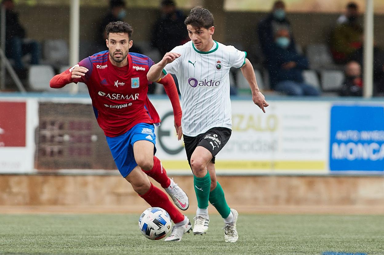 Riki conduce el balón ante Santigosa. 