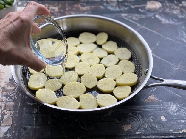 Cocinar las patatas en la sartén.