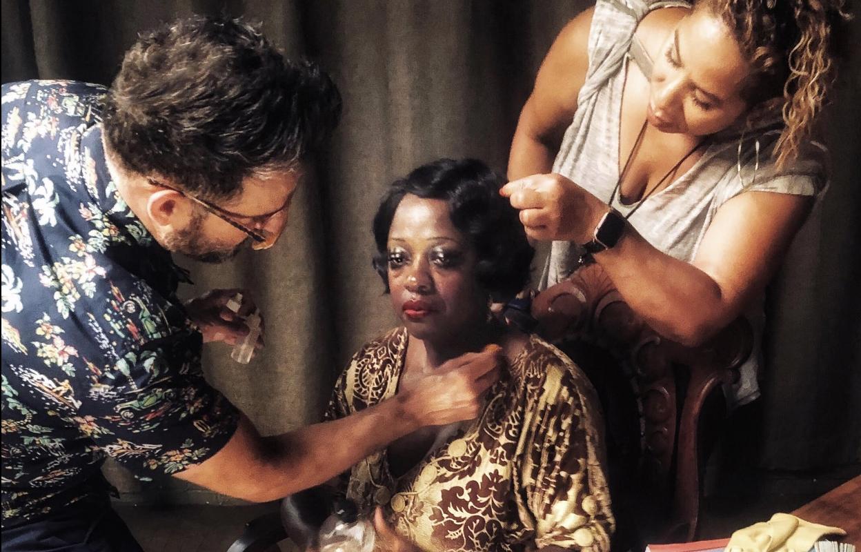 Sergio López-Rivera durante las sesiones de maquillaje con la actriz Viola Davis, protagonista de 'La madre del blues'. 