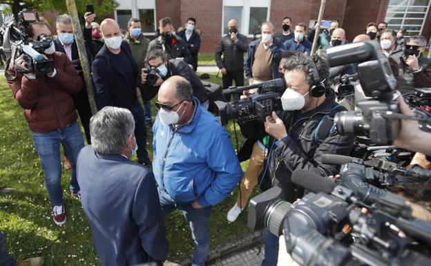 Imagen. El presidente regional habla con uno de los hosteleros que se han concetrado a las puertas de su centro de salud, donde ha acudido para vacunarse