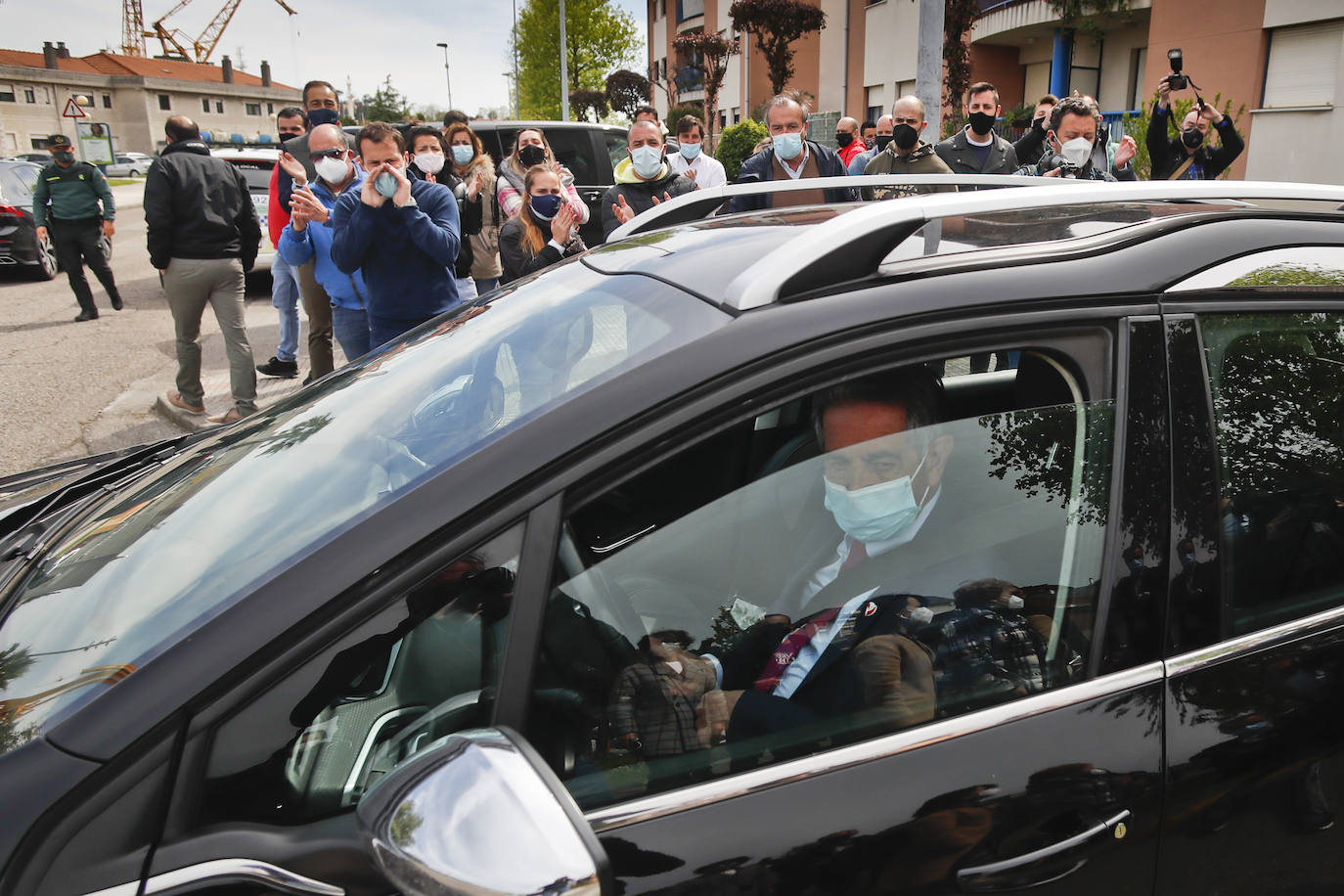 Los hosteleros han protestado y gritado «fuera, fuera» cuando Revilla ha llegado al Centro de Salud de El Astillero para darse la vacuna contra el covid. 