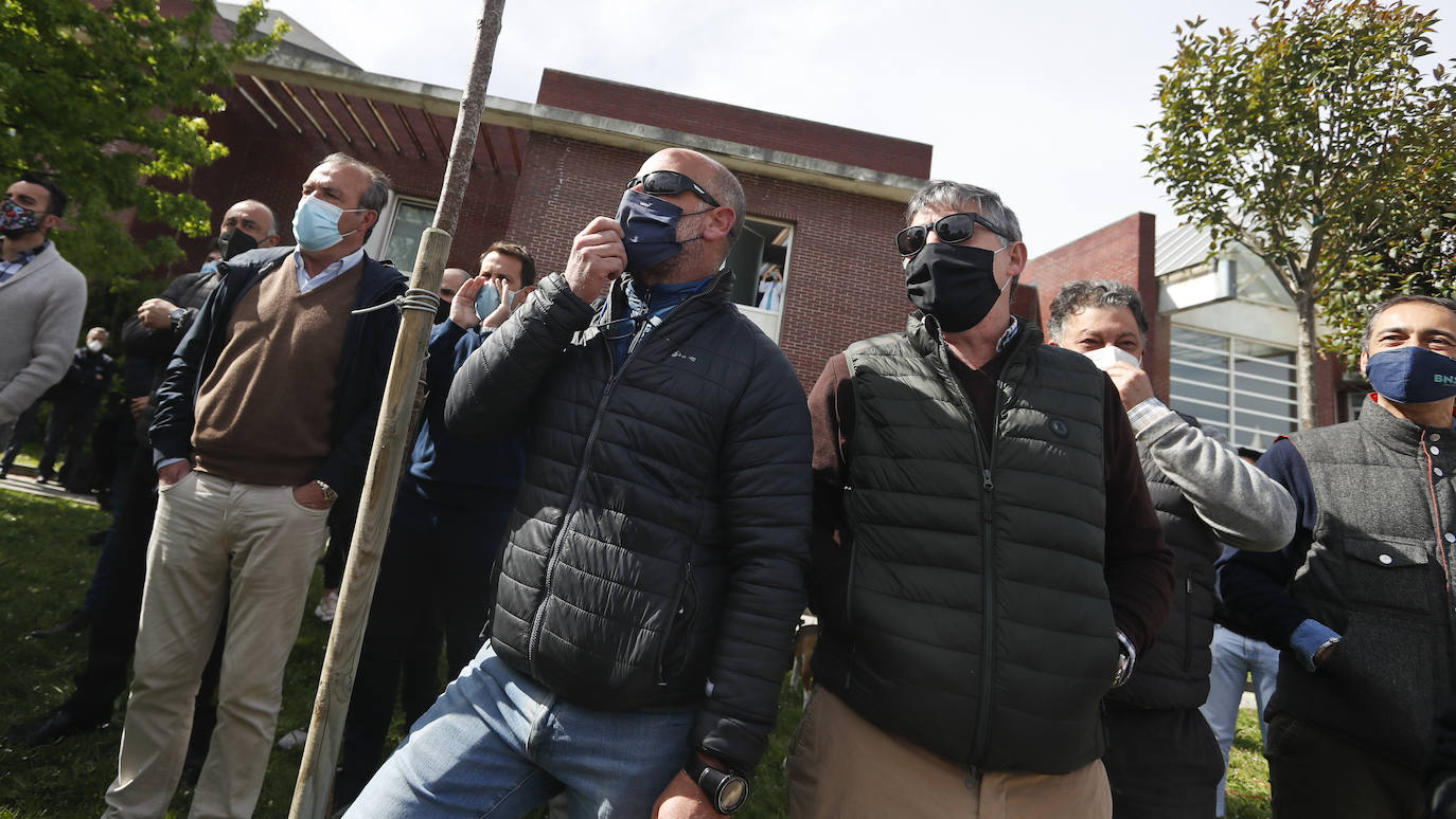 Los hosteleros han protestado y gritado «fuera, fuera» cuando Revilla ha llegado al Centro de Salud de El Astillero para darse la vacuna contra el covid. 