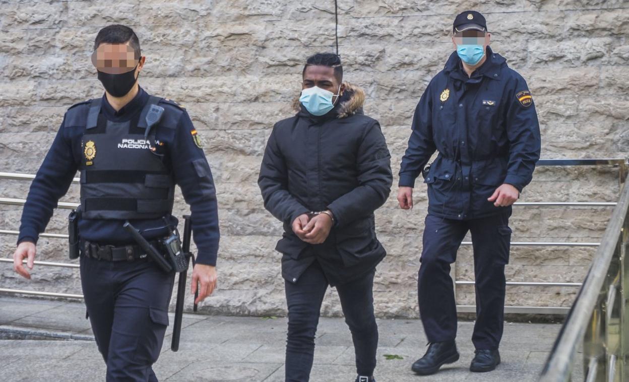 Tomás Maestre, asesino confeso de Rebeca Alexandra Cadete, llegando ayer a los juzgados custodiado por agentes de la Policía Nacional. Sane