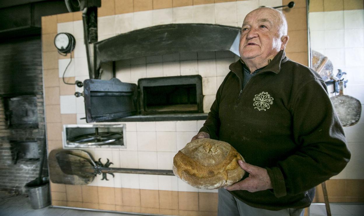 Antonio Ruiz, en el obrador de Orzales con uno de los panes artesanos, en una fotografía de 2015. andrés fernández