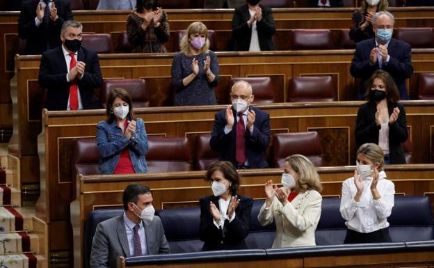 La bancada del PSOE aplaude a Sánchez tras su intervención en el Congreso. 