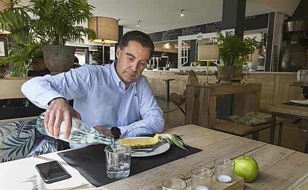 El postre. Piña para cerrar la comida en el último servicio que puede servirse por ahora en el interior del local