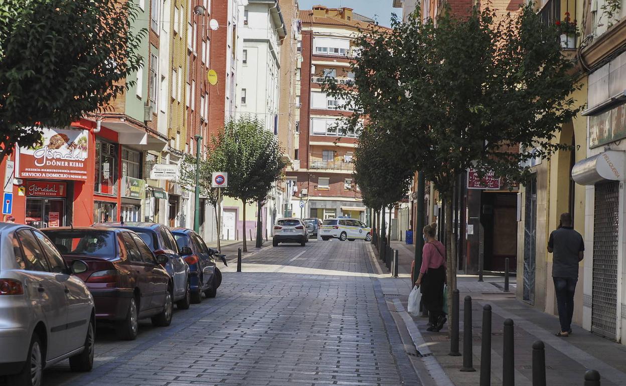 El PP de Torrelavega exige el cierre de una carnicería de La Inmobiliaria que infringe la normativa