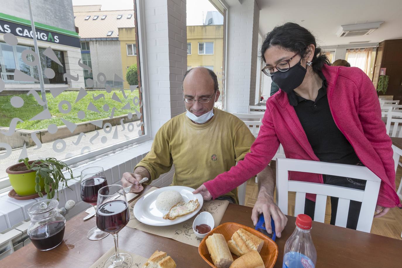 Sasera. La camarera sirve el primer plato del menú a uno de los clientes que comió ayer en el restaurante.