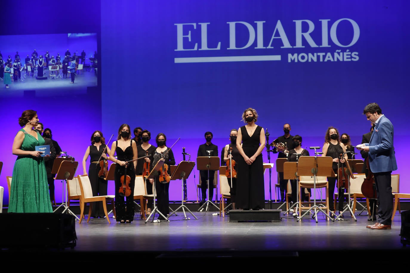 El Diario Montañés presentó este jueves a la comunidad el Anuario de Cantabria 2020, un trabajo periodístico gestado en el ocaso del año del covid y alumbrado en una gala frugal en la que este medio distinguió a toda la sociedad de la región con el premio Cántabro del Año.