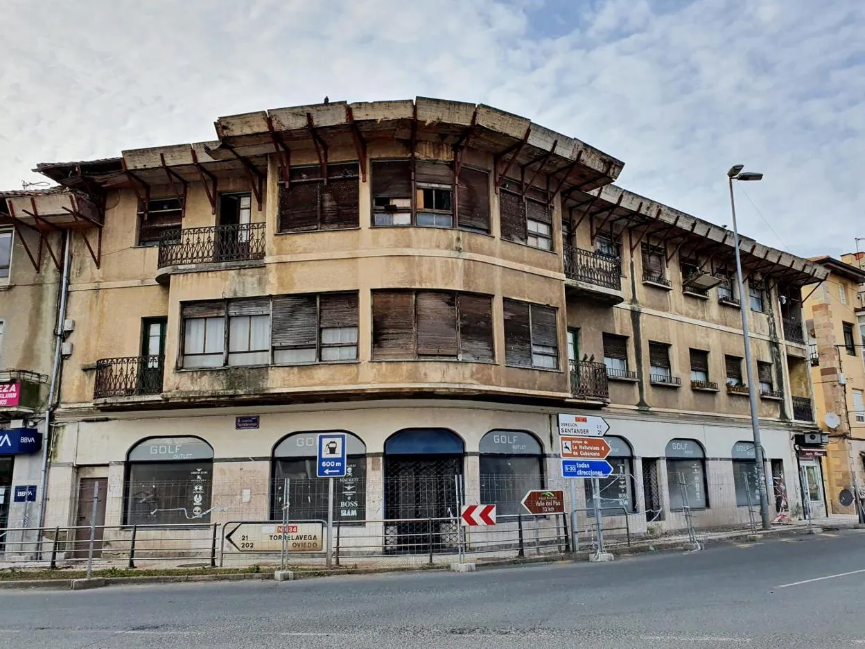 Foto del estado actual del edificio, situado en el cruce de Sarón, y que está acordonado en pleno centro neurálgico de la localidad. 