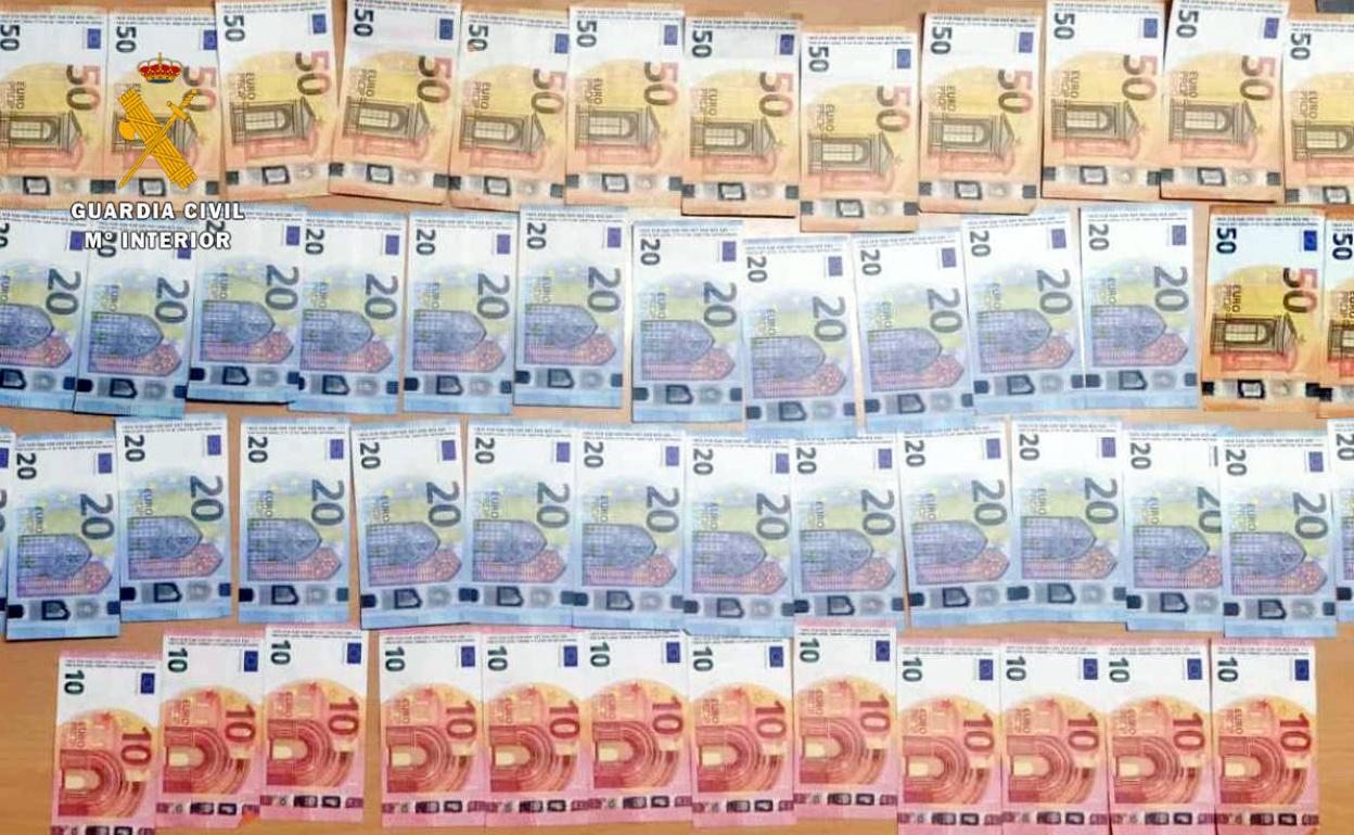 Detenidos dos jóvenes y un menor, conocidos por la Guardia Civil de Camargo, que estafaron 1.800 euros con billetes falsos