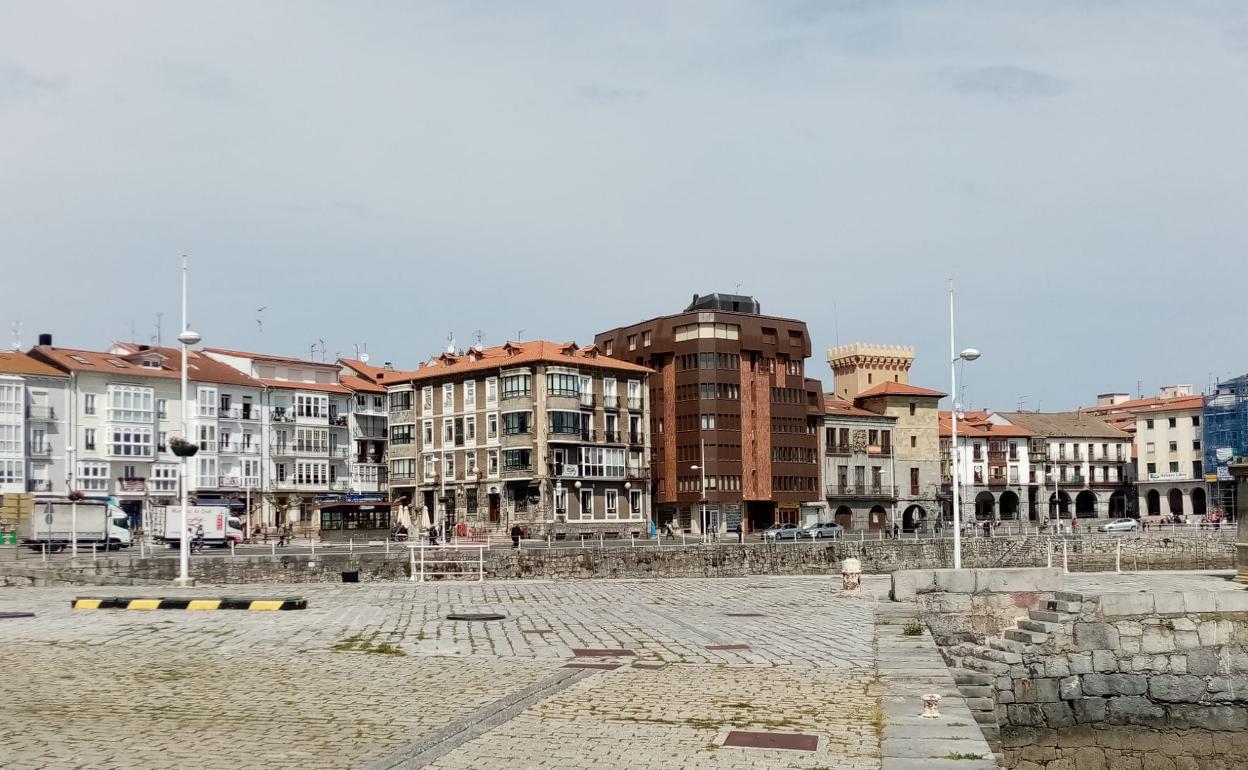 Entorno portuario en la ciudad de Castro Urdiales, con la plaza del Ayuntamiento a la derecha.