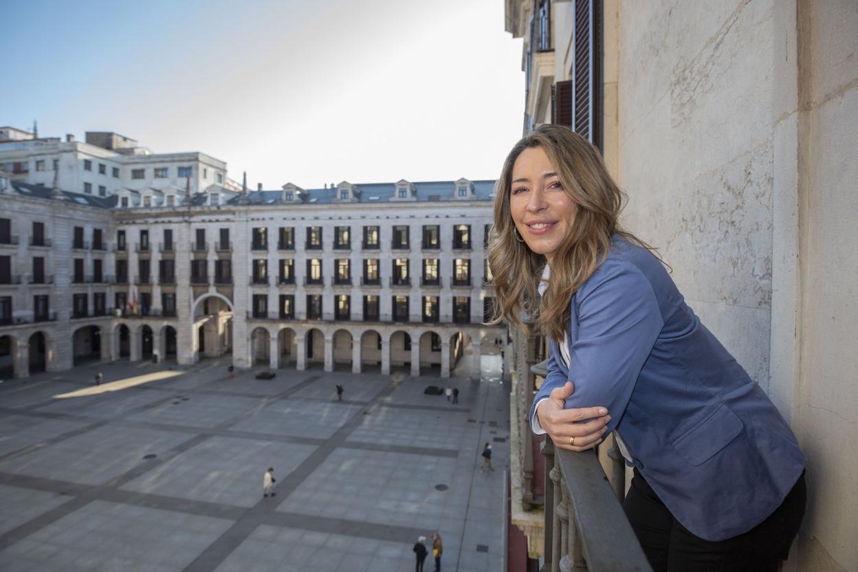 La secretaria de Estado de Comercio, Xiana Méndez, posa ayer en la terraza de una de las salas de la Delegación del Gobierno