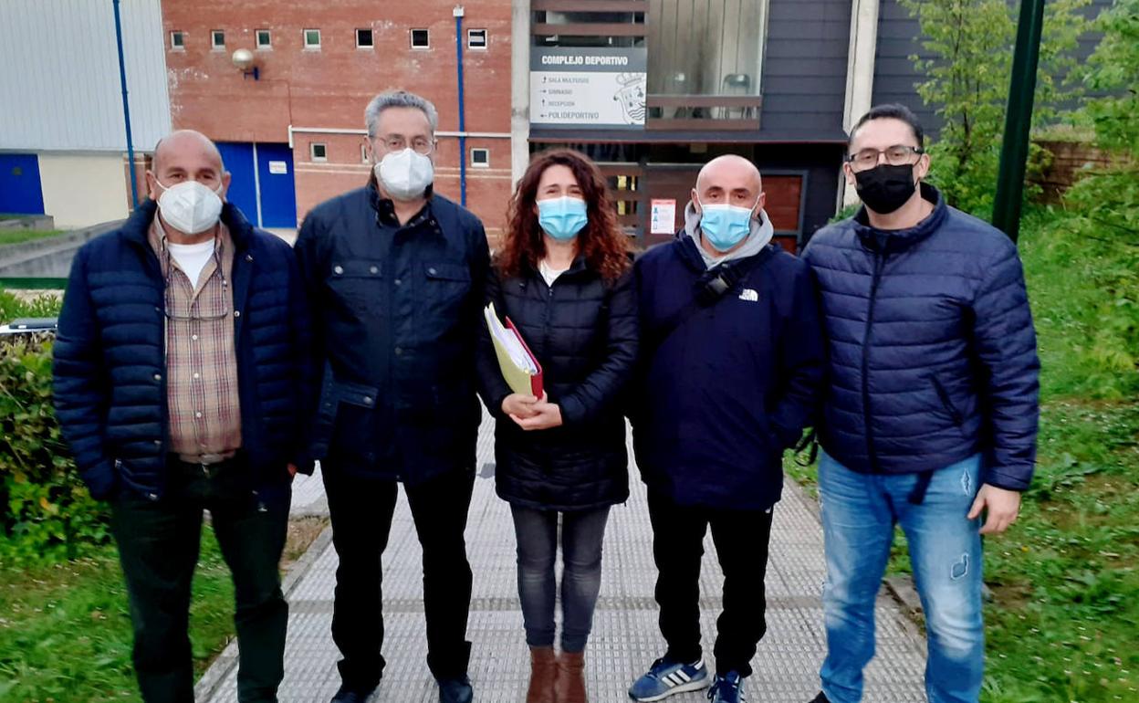 La concejala de Deportes, Vanesa Sánchez, con miembros del Club Deportivo Los Tilares. 