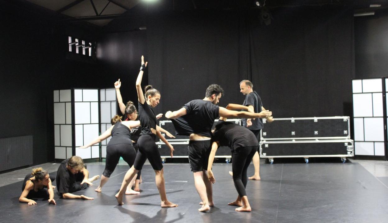 Laboratorio de danza en torno a 'Un mundo feliz' celebrado en la sede de la Fundación Santander Creativa. 