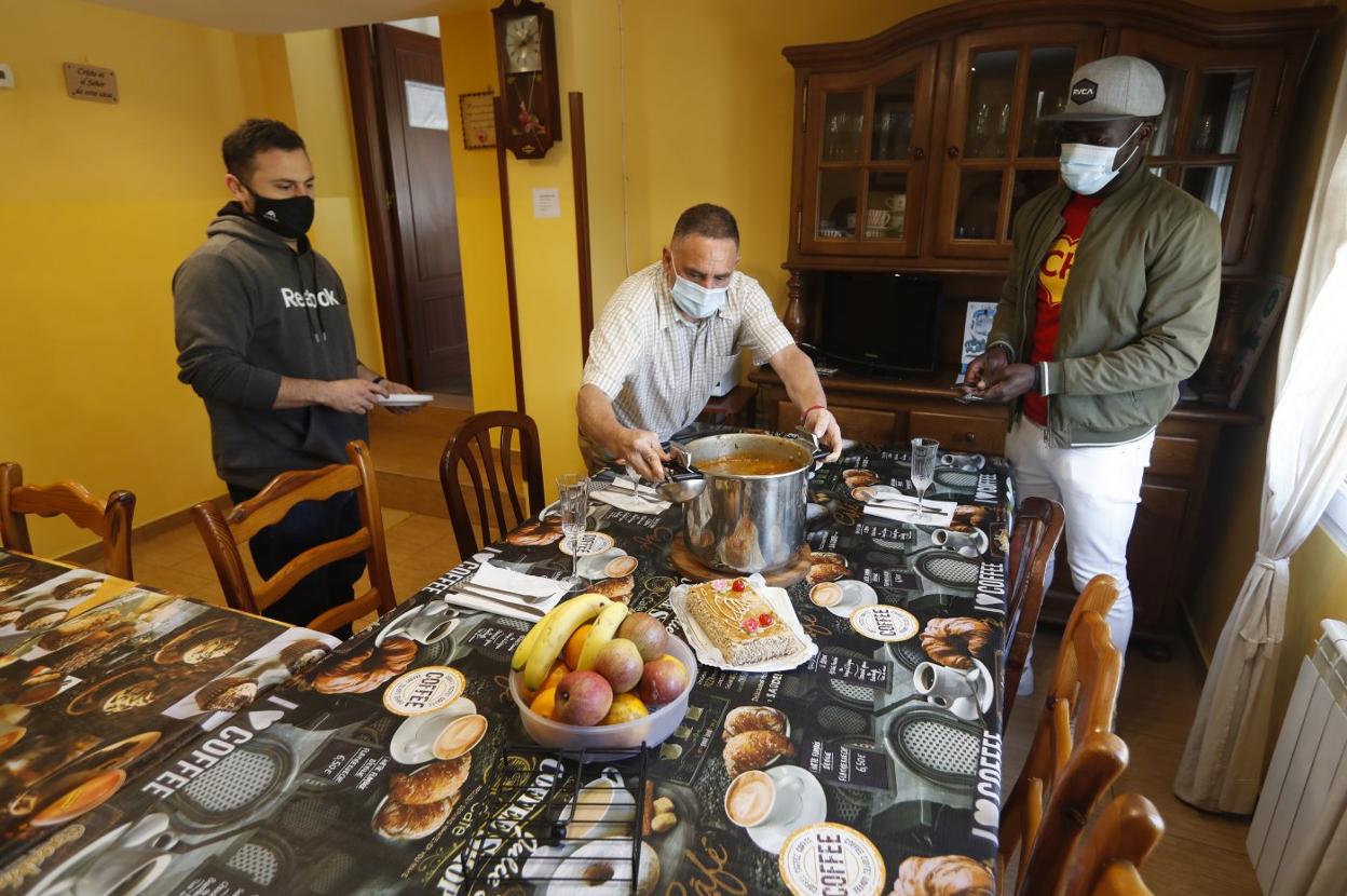 Ginés sirve los garbanzos que ha cocinado en la casa Nueva Vida, donde en este momento conviven ocho personas hasta encontrar una vida fuera de la calle. 