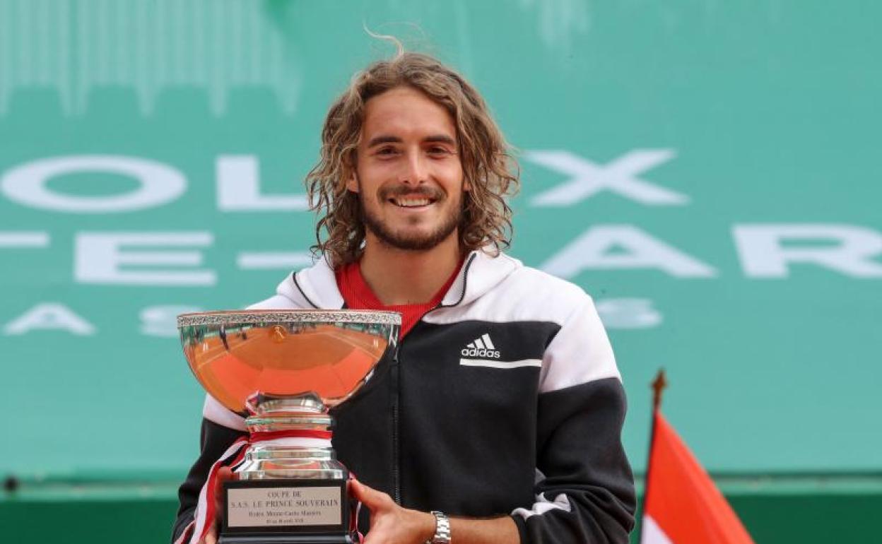 Tsitsipas posando con su trofeo en Montecarlo