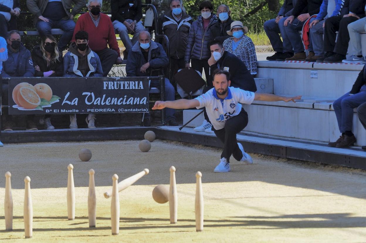 José Carlos Alonso birla en el partido que La Rasilla disputó este domingo en Pámanes. 