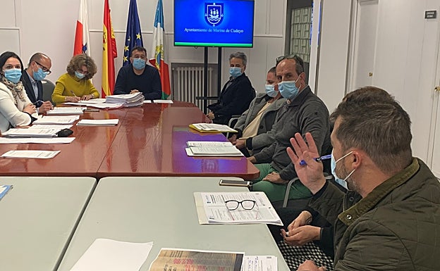 Momento en el que Francisco Javier Fuentes (derecha) critica la validez del acuerdo al alcalde (en el centro) 