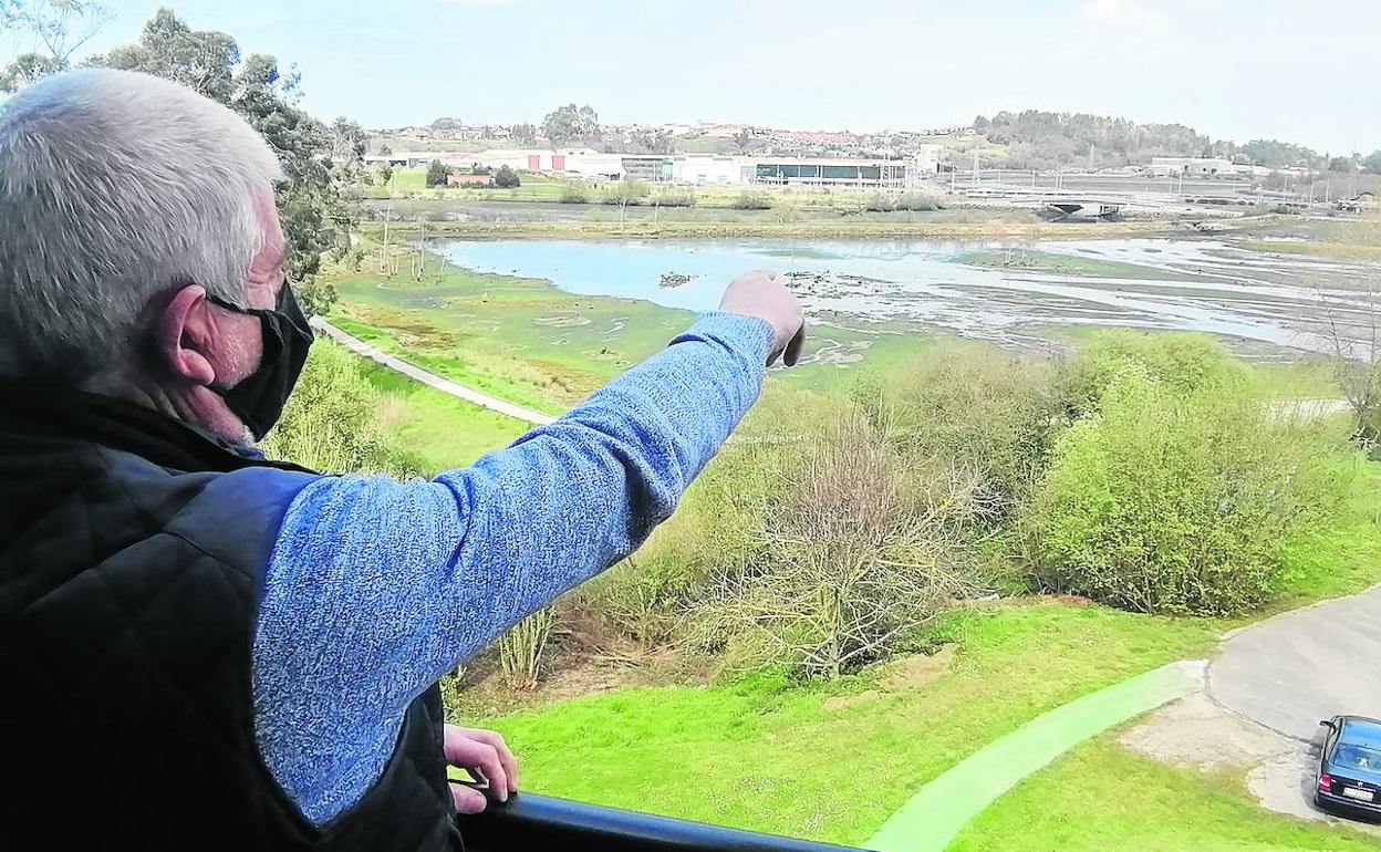 Vecinos de Guarnizo se quejan del ruido que, desde hace meses, produce el paso del tren sobre el puente metálico.