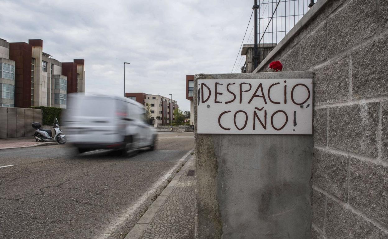 Un vehículo pasa ante el cartel que han colocado en la calle La Torre. 