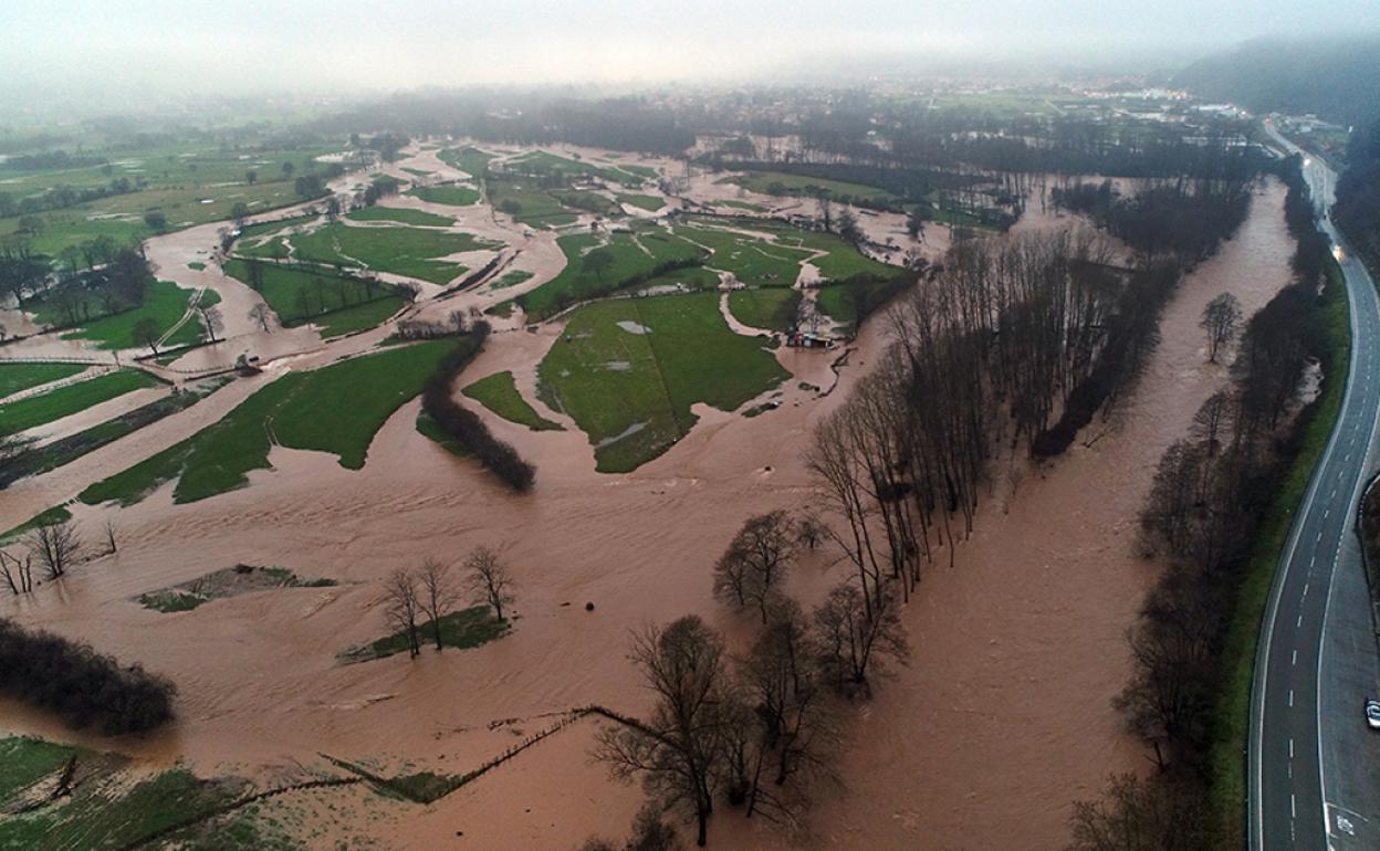 El río Saja se desborda a la altura de la nacional entre Cabezón y Virgen de la Peña. 