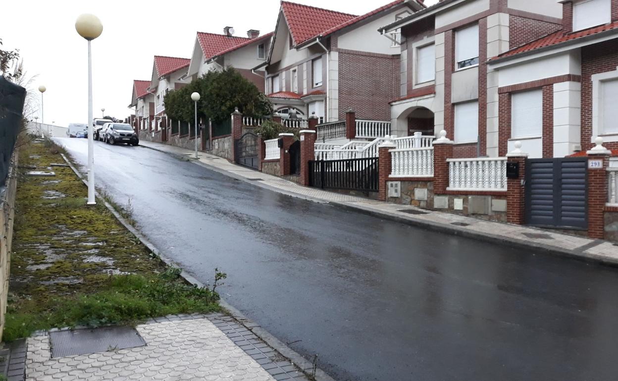 Acera sin urbanizar en la zona de Montesolmar.