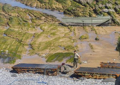 Imagen secundaria 1 - Los pontones hundidos seguirán en la costa de Castro hasta finales de verano