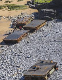 Imagen secundaria 2 - Los pontones hundidos seguirán en la costa de Castro hasta finales de verano