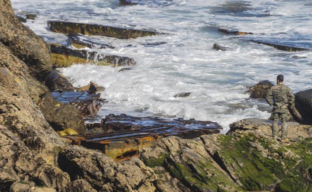 Imagen principal - Los pontones hundidos seguirán en la costa de Castro hasta finales de verano