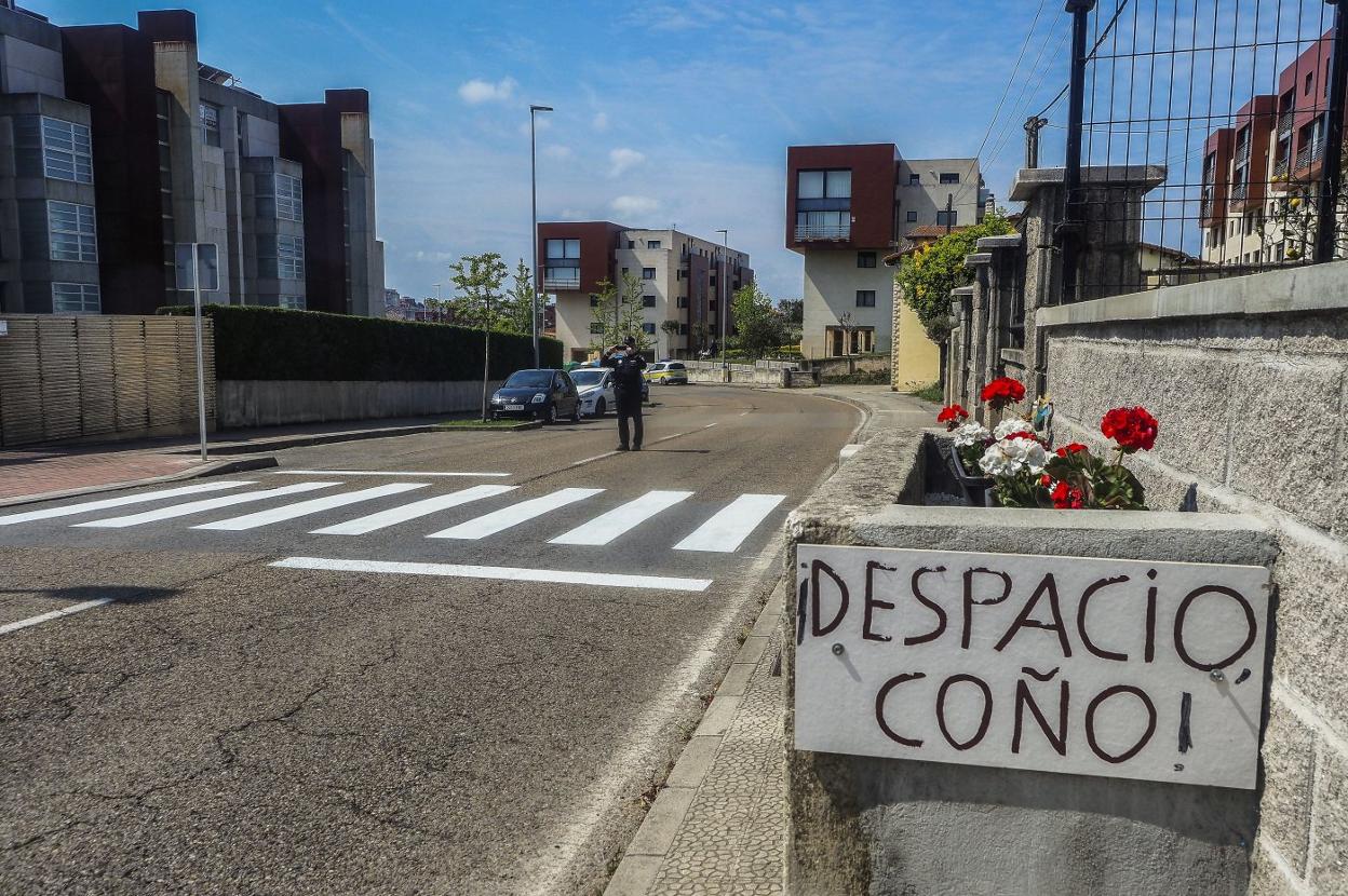 Un agente toma una imagen del paso de cebra recién pintado, que se ubica justo delante de donde se colocó el cartel para los conductores. 