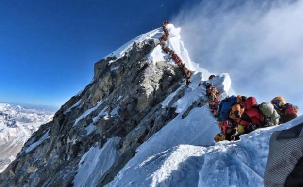 Imagen. Un centenar de 'turistas' alpinistas esperando su turno para hacer cumbre en el Everest.