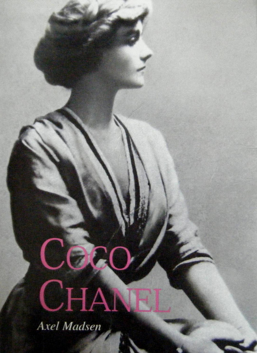 Marián Pacheco, de 'Cocotte'. 'Coco Chanel', de Axel Madsen y editado por Circe. «Coco Chanel es un personaje clave en el mundo de la moda, una visionaria que quiso liberar a la mujer a través de la vestimenta. Es admirable como una mujer de orígenes tan humildes pudo construir una marca que hoy en día sigue siendo sinónimo de glamour, lujo y elegancia atemporal. Sin duda, una mujer extraordinaria, creadora de vanguardia y con una vida apasionante. Para mí el estilo que creó es una fuente de inspiración recurrente». 