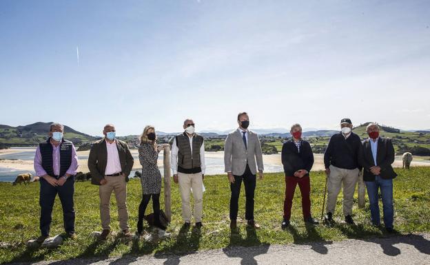 Foto de familia de alcaldes y responsables del Gobierno 