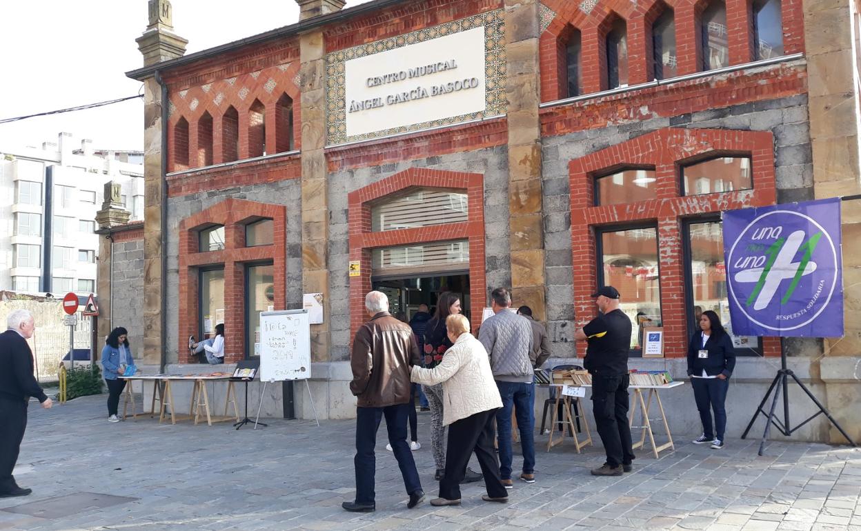 Los castreños acuden a una de las ediciones del Día del Libro en el Basoco.