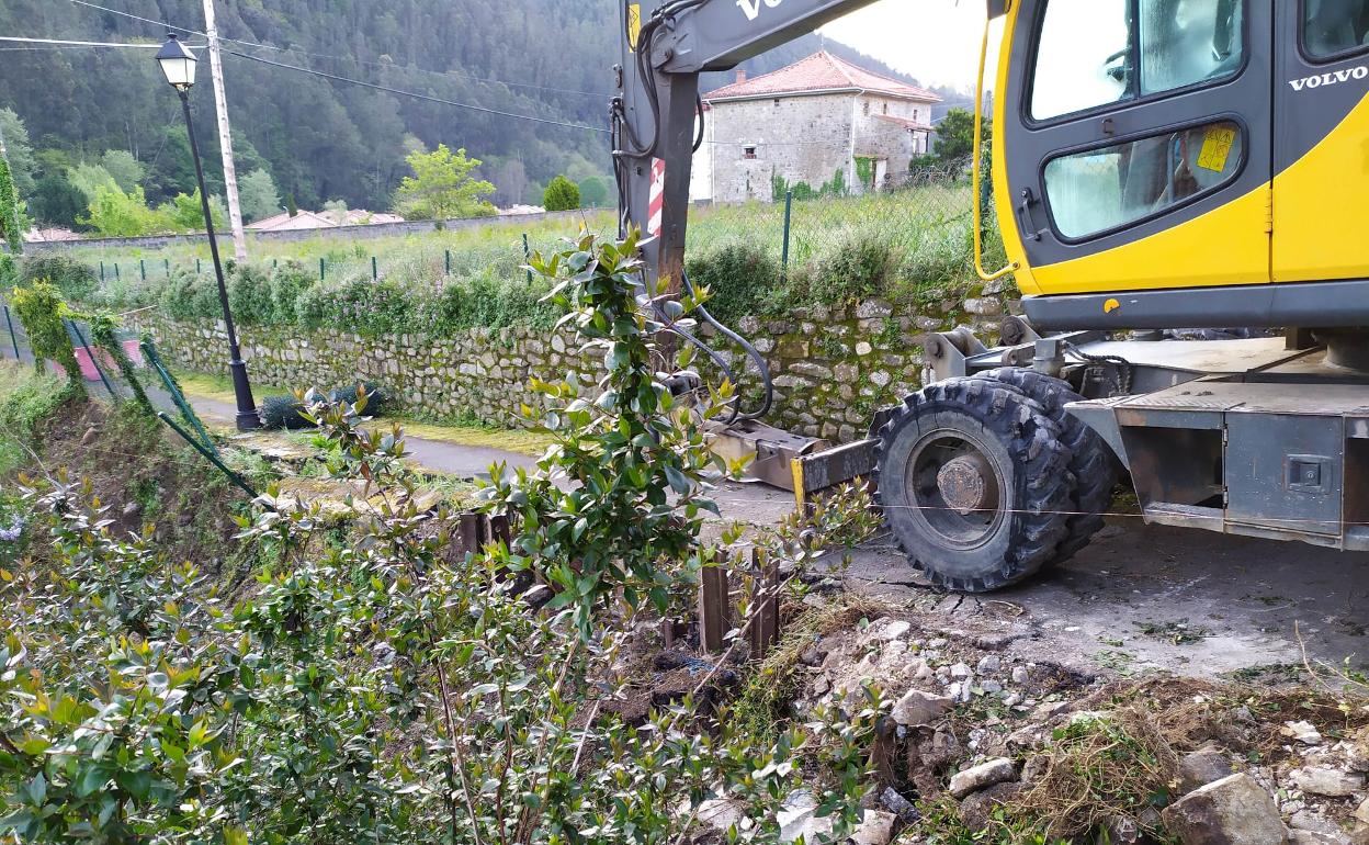 La maquinaria trabaja en la estabilización del talud de Otañes.