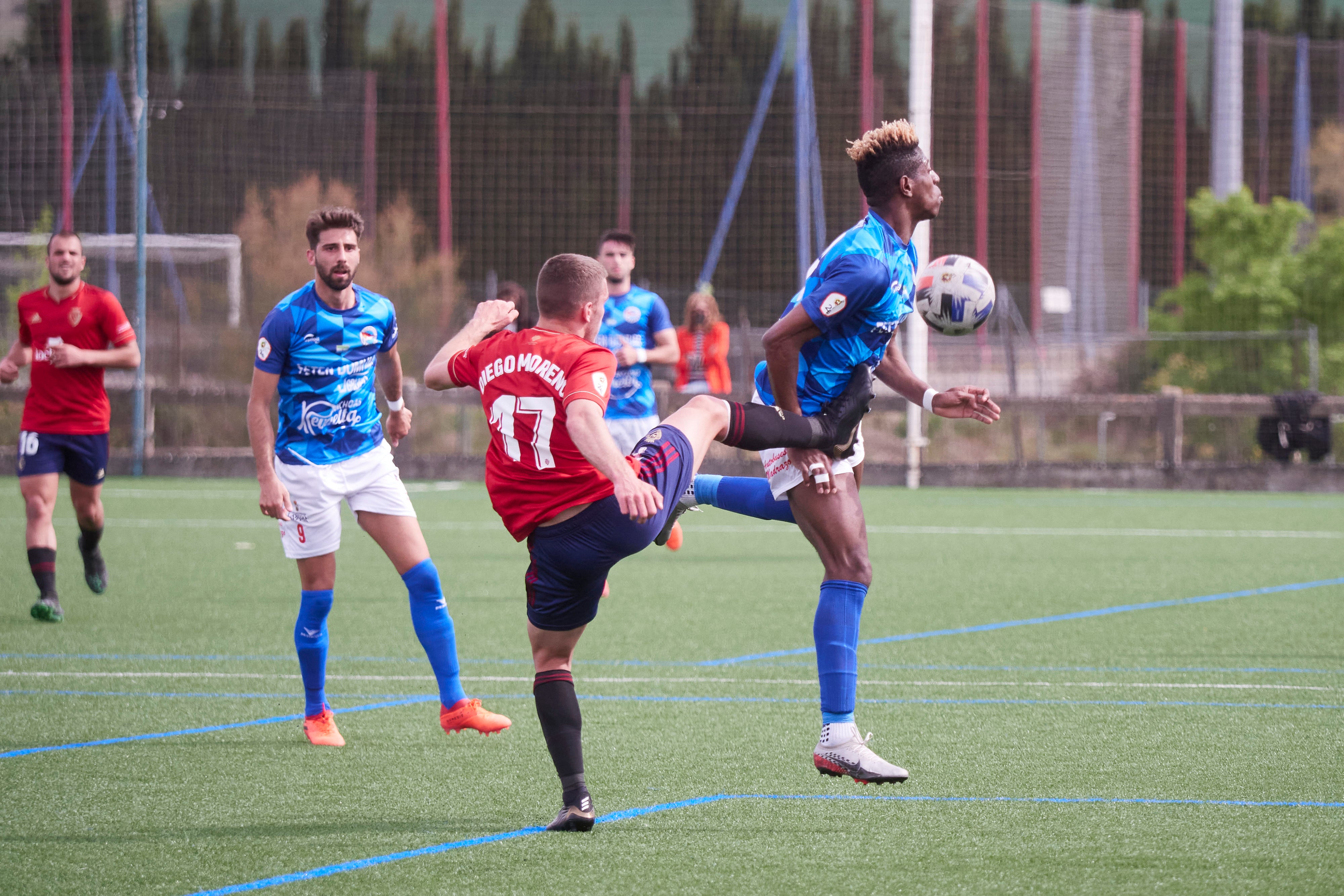 Los pejinos sufrieron la expulsión de dos jugadores en Tajonar, donde cayeron por 3-1