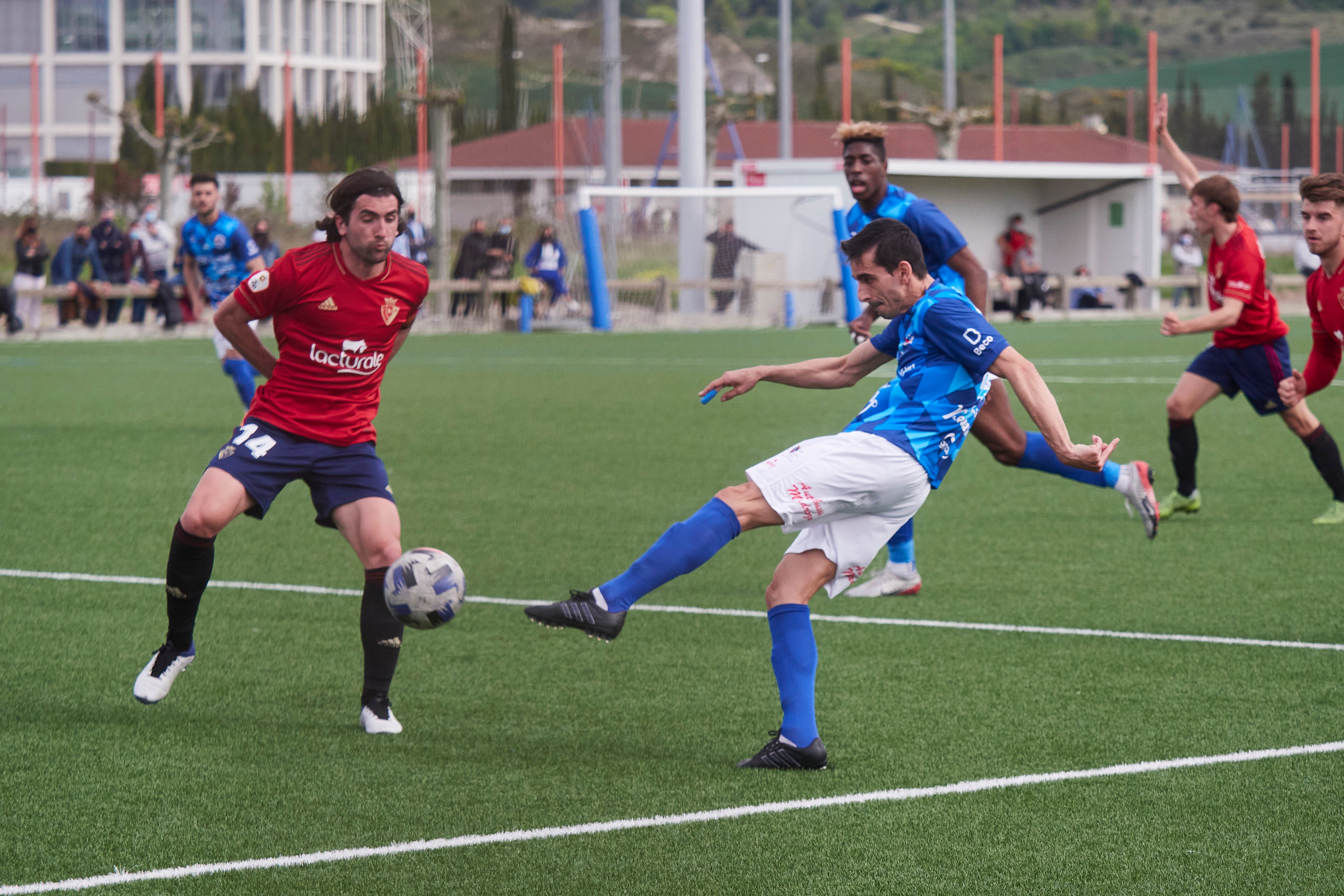 Los pejinos sufrieron la expulsión de dos jugadores en Tajonar, donde cayeron por 3-1