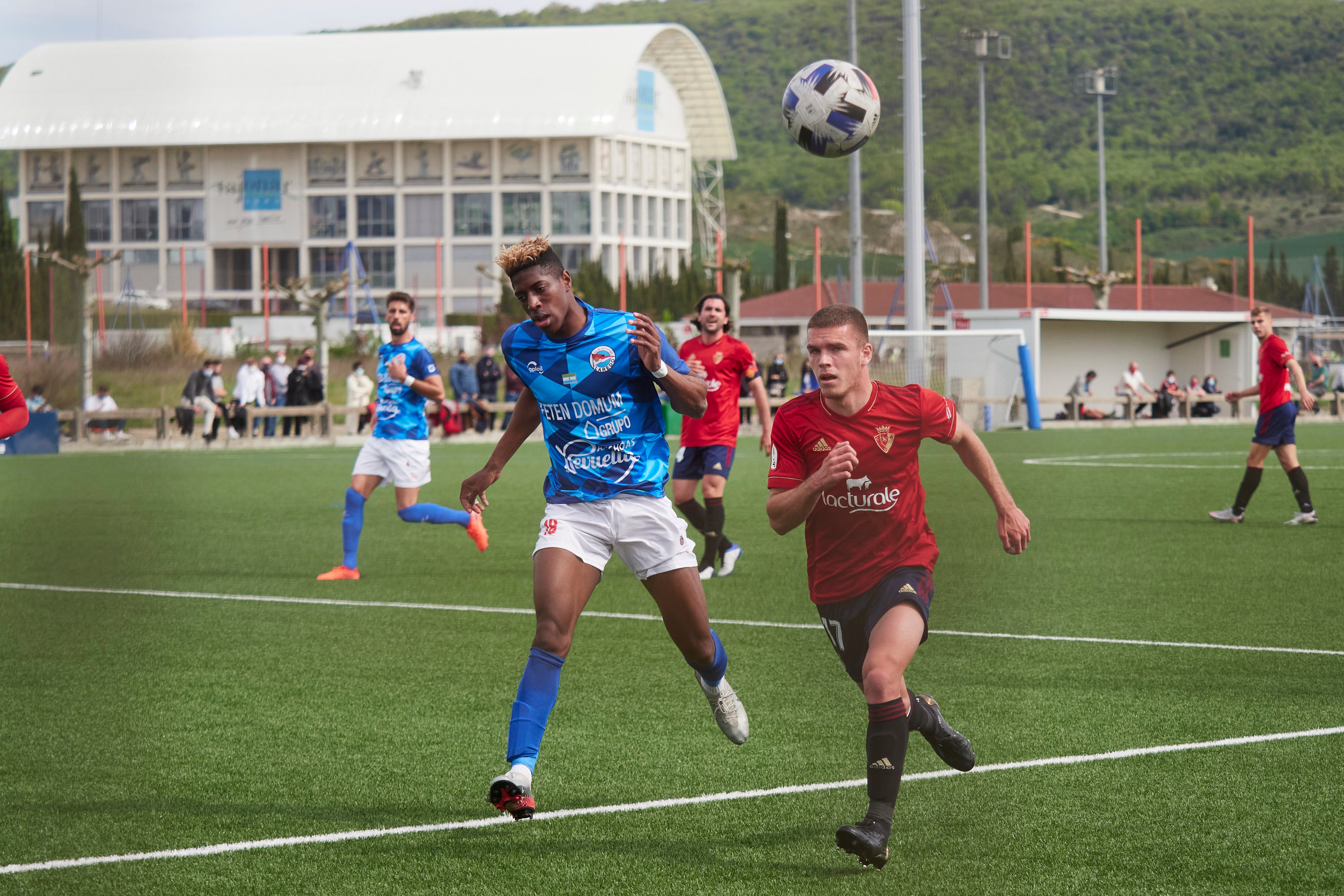 Los pejinos sufrieron la expulsión de dos jugadores en Tajonar, donde cayeron por 3-1