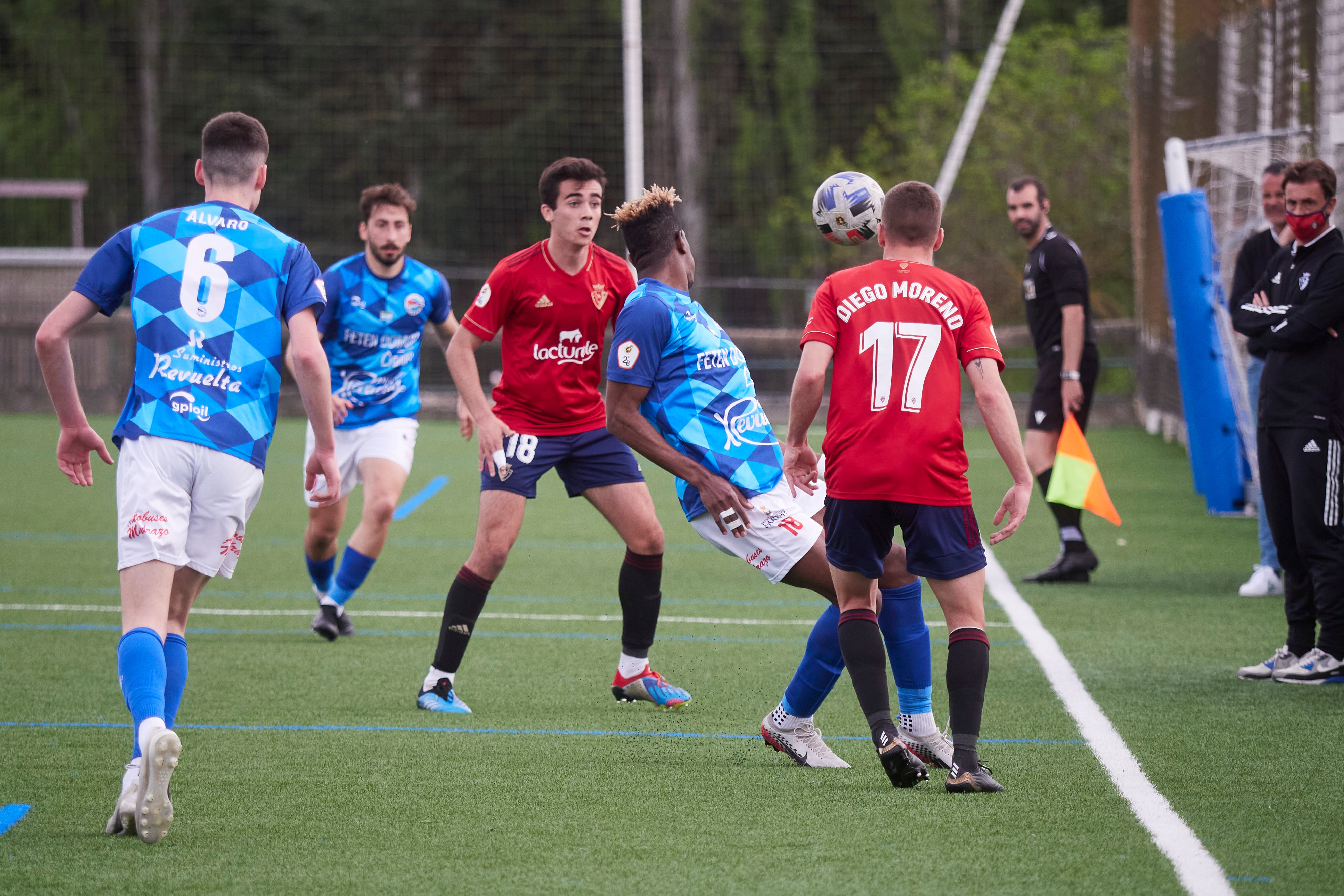 Los pejinos sufrieron la expulsión de dos jugadores en Tajonar, donde cayeron por 3-1