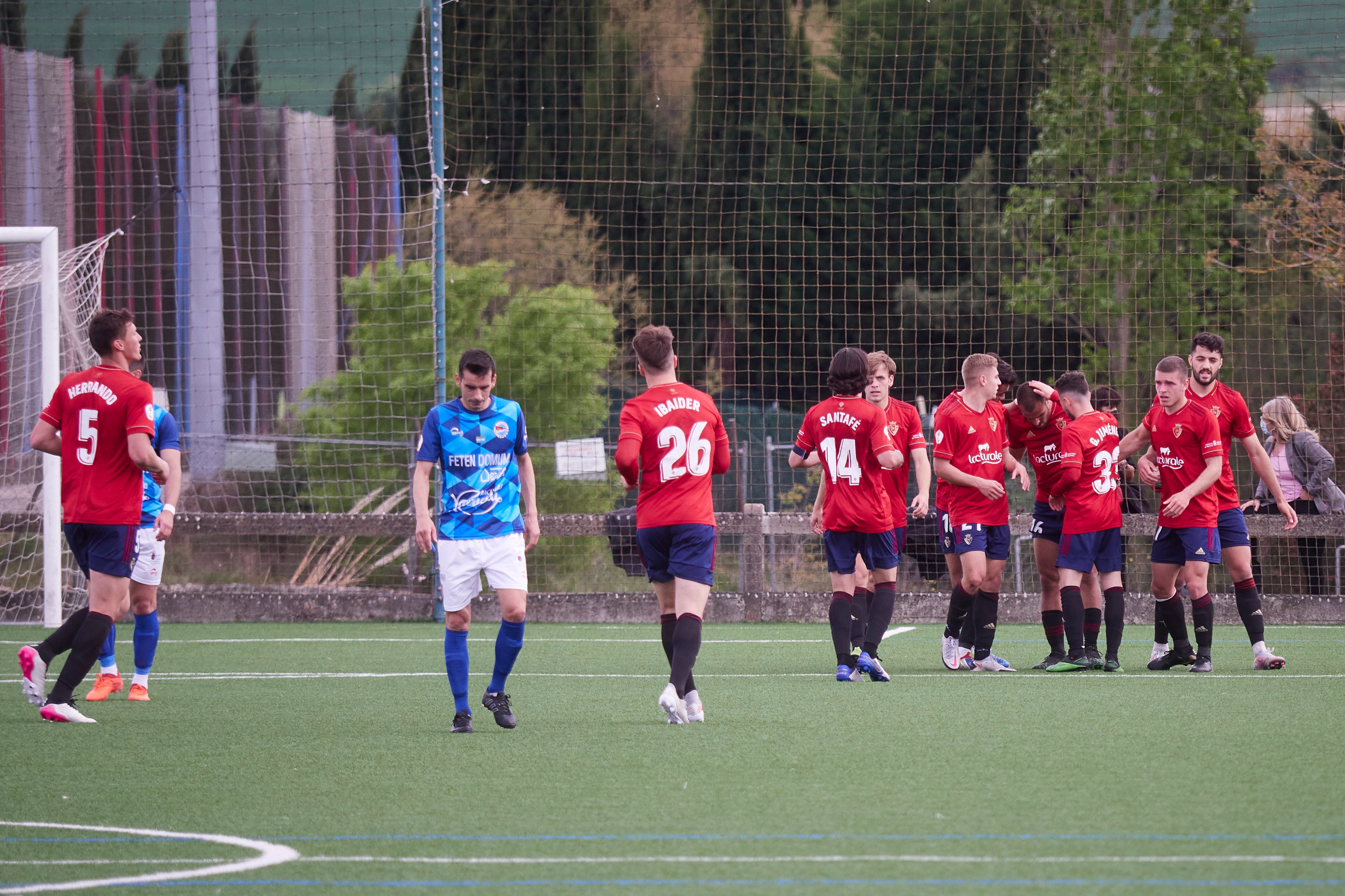 Los pejinos sufrieron la expulsión de dos jugadores en Tajonar, donde cayeron por 3-1