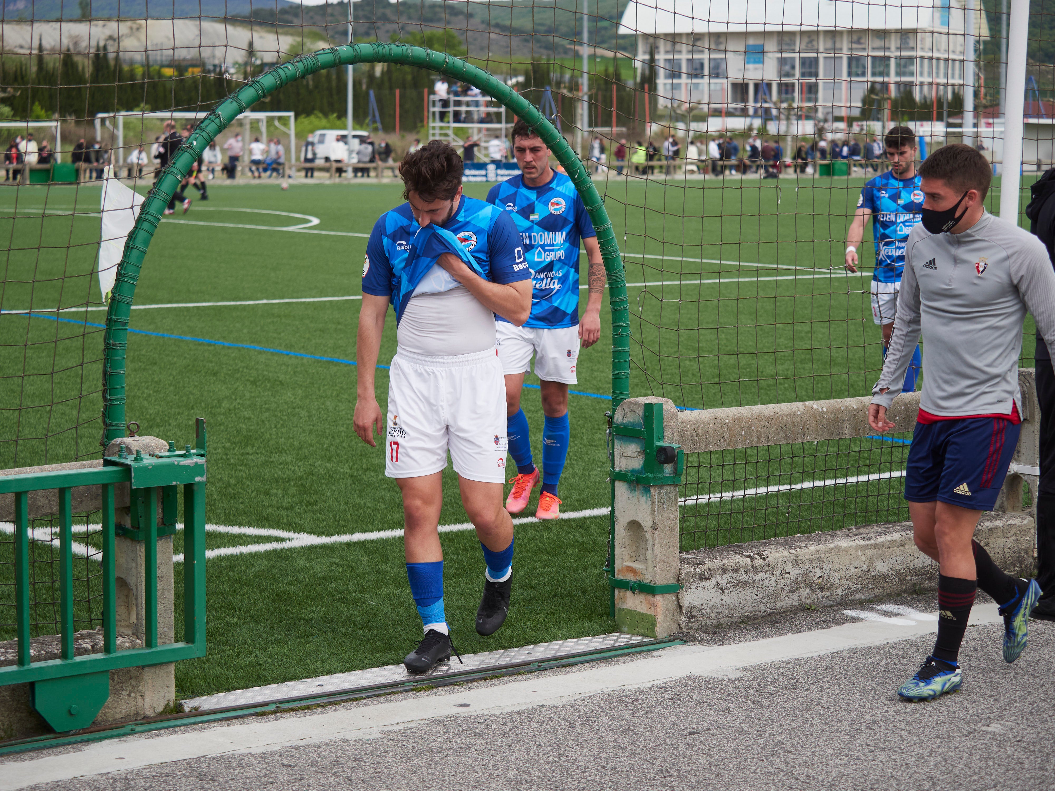 Los pejinos sufrieron la expulsión de dos jugadores en Tajonar, donde cayeron por 3-1