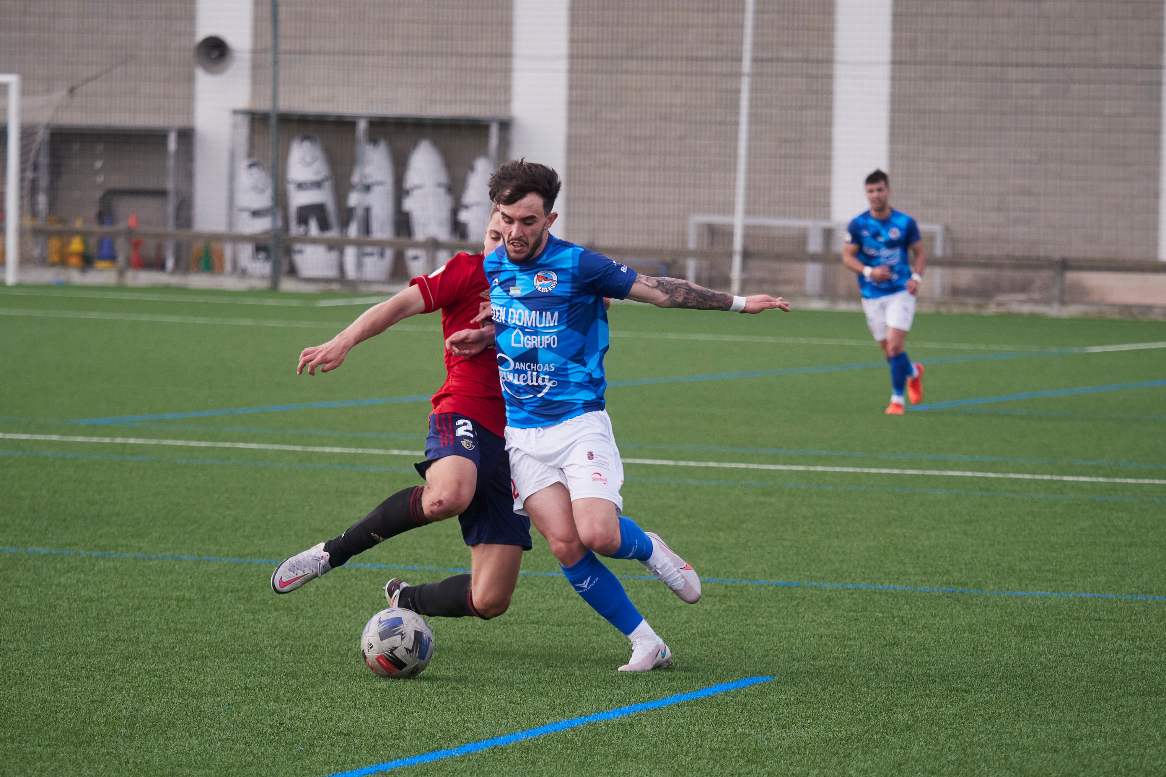 Los pejinos sufrieron la expulsión de dos jugadores en Tajonar, donde cayeron por 3-1