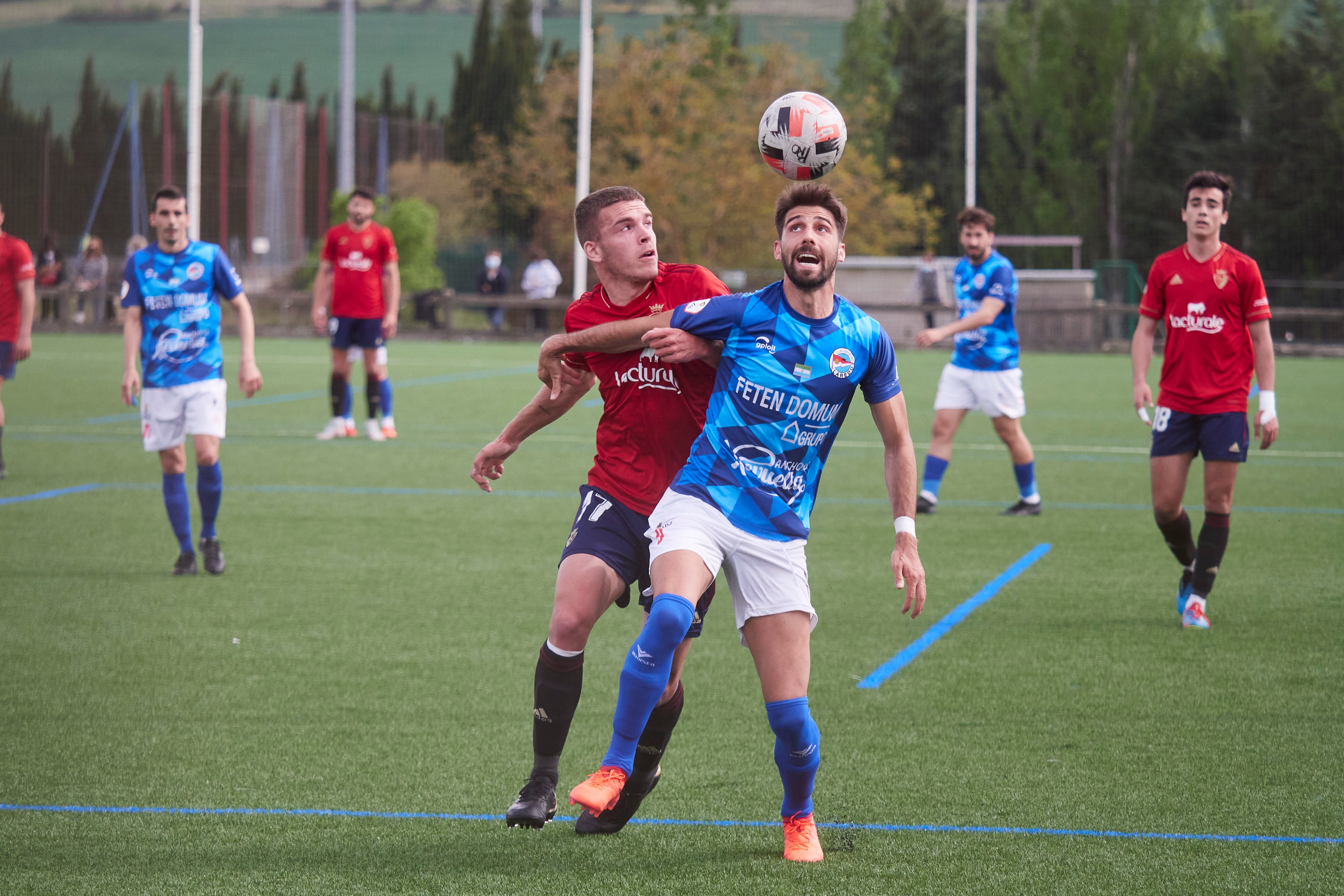 Los pejinos sufrieron la expulsión de dos jugadores en Tajonar, donde cayeron por 3-1